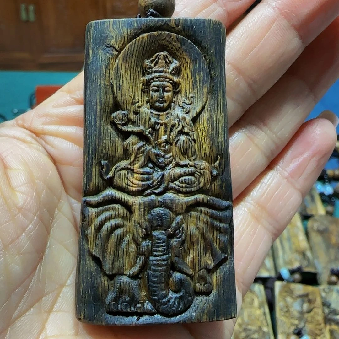 沉香吊坠海南白奇乌身老料雕刻普贤带绳14克