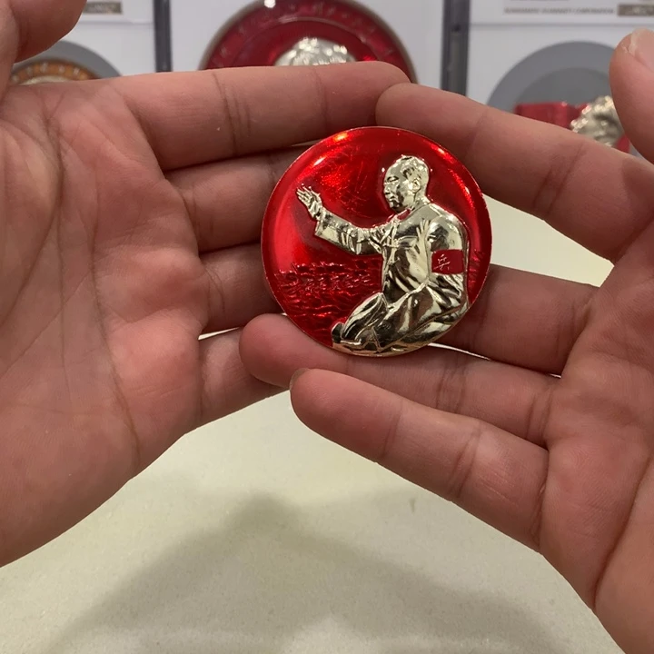 其他普通金属红章5.2cm挥手接见好品。