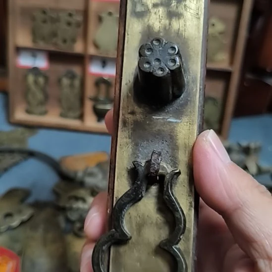 君***巅三醋酯纤维拉手一个，包浆自然