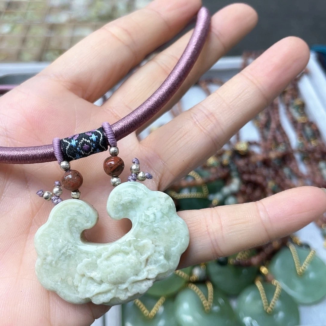 蛇纹石玉颈饰未镶嵌