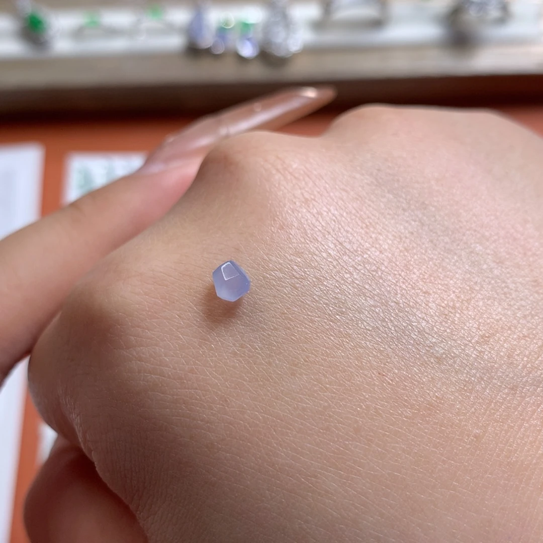 翡翠未镶嵌颈饰紫切割