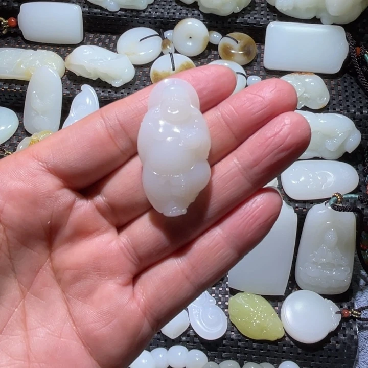 等***旗和田玉未镶嵌颈饰