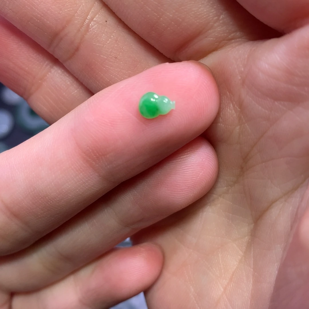 翡翠未镶嵌颈饰葫芦