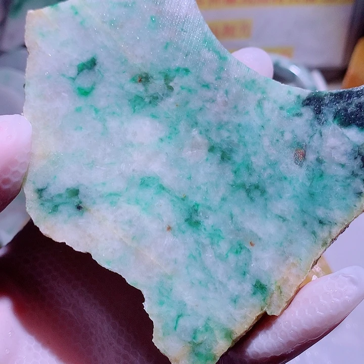 翡翠未镶嵌颈饰边角料