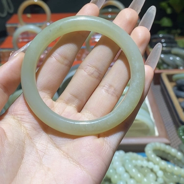 王***橙和田玉手镯未镶嵌