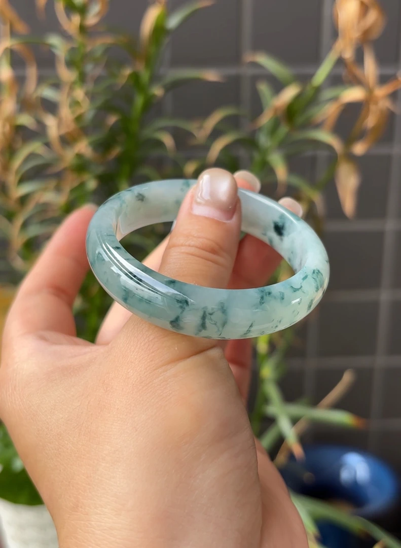 XC（上新）强推糯冰冰透冰飘花贵妃五十三点四圈翡翠a货手镯