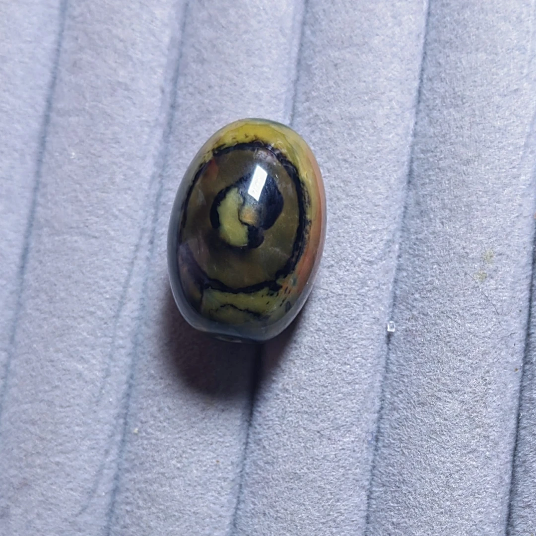 缠丝玛瑙，纹理色彩丰富的桶珠，尺寸约：26.8mm×19mm