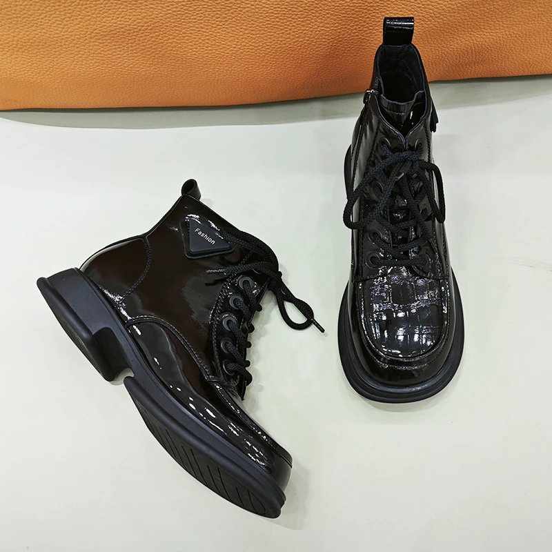 时尚牛皮休闲平底马丁靴23X01