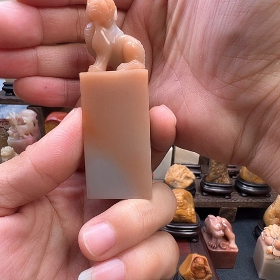 石材红白巧色保利石手工雕刻