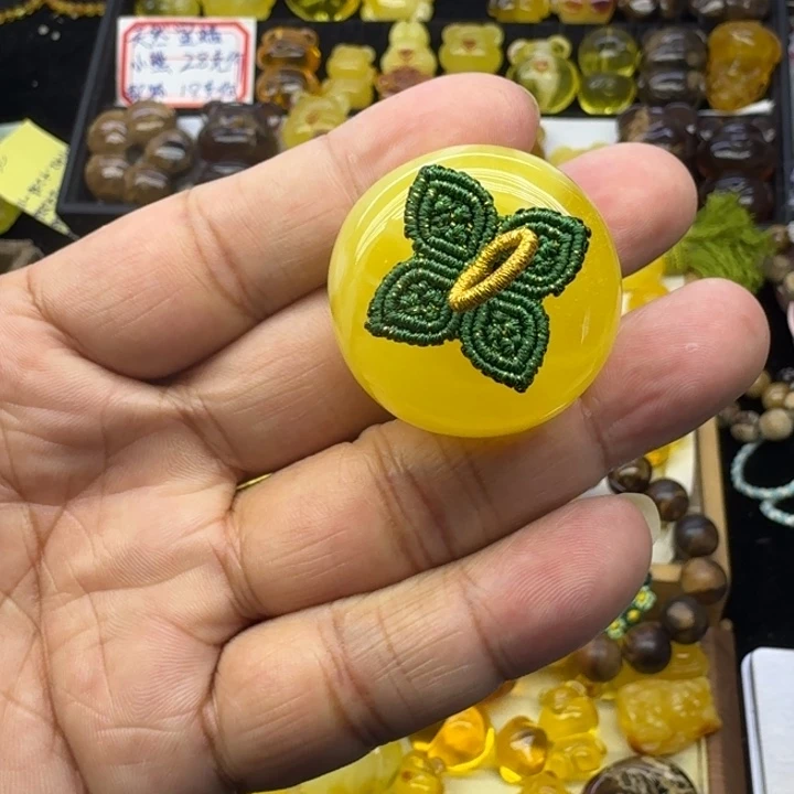 琥珀未镶嵌颈饰柿子