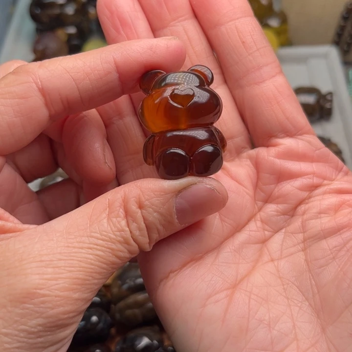 琥珀未镶嵌颈饰熊