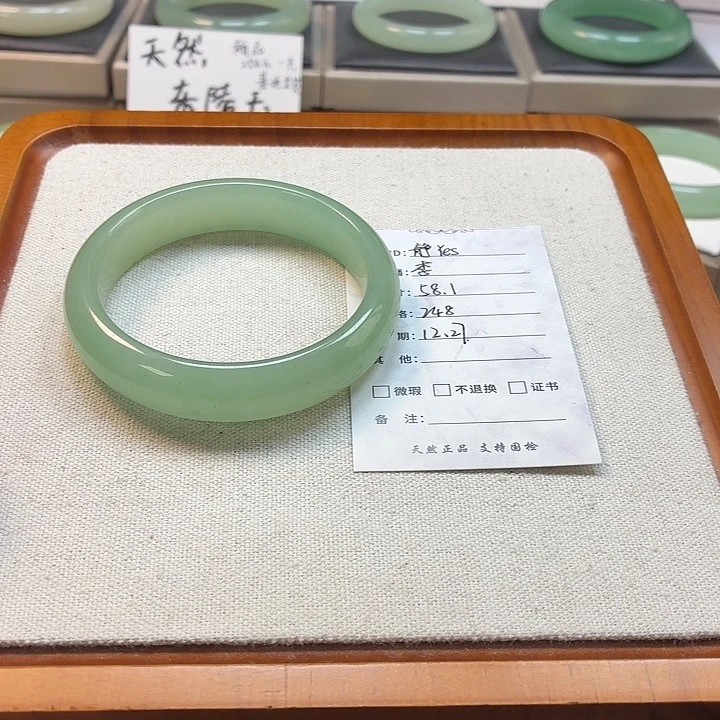 静***s石英质玉未镶嵌手镯