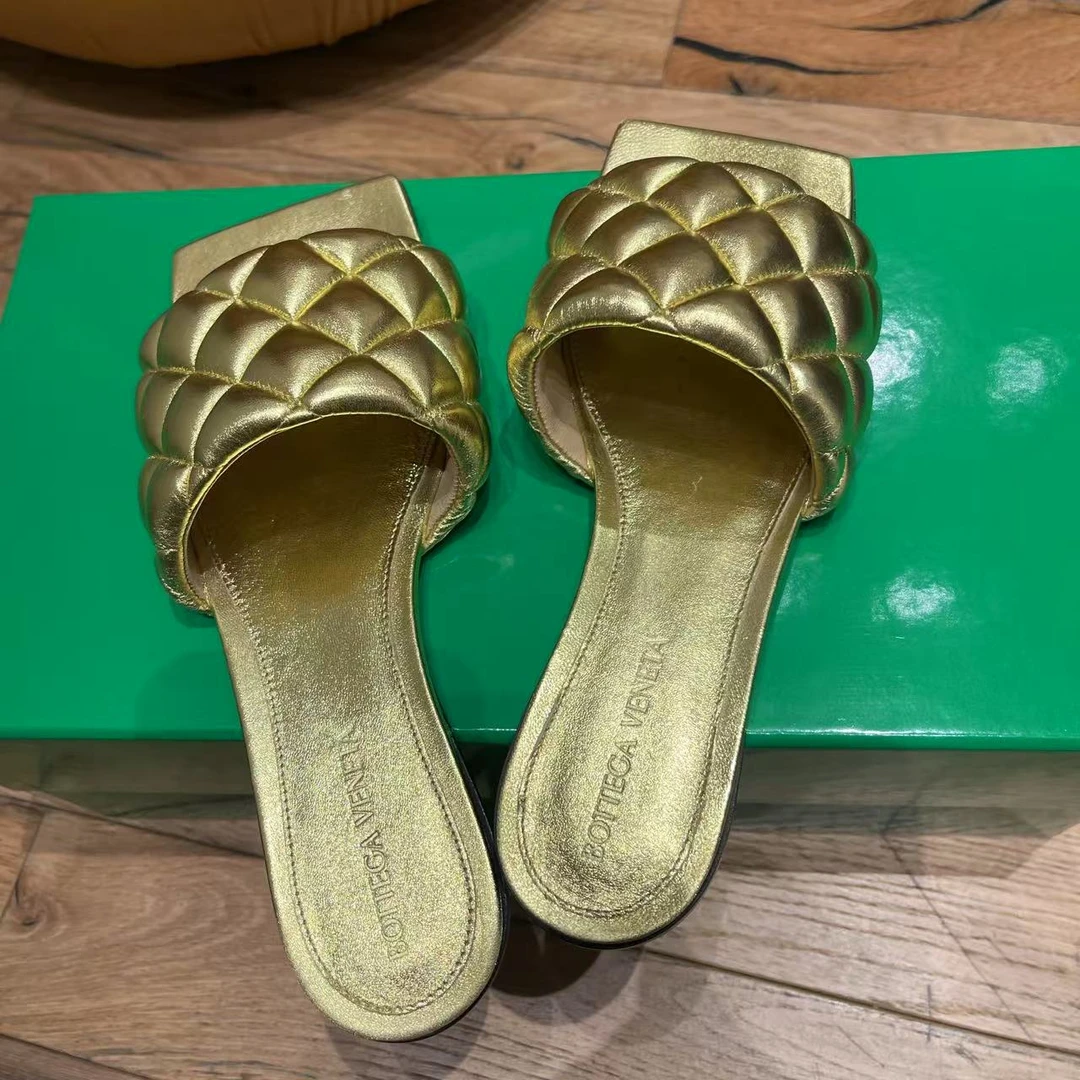 全新未使用 BOTTEGA VENETA/葆蝶家 金色平底凉拖