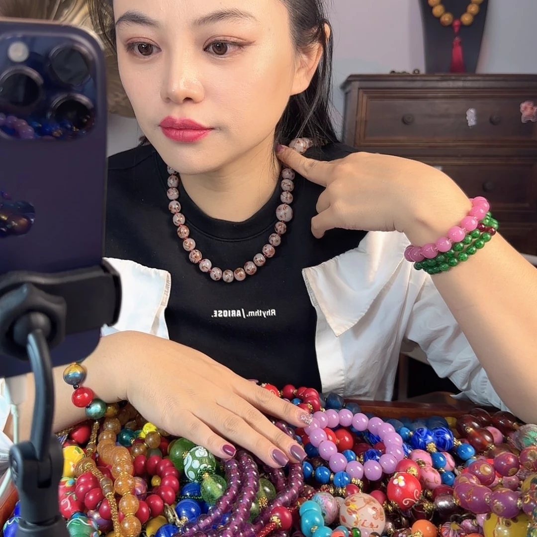 玻璃颈饰ツ***来老琉璃的故事是一个人的故事吗