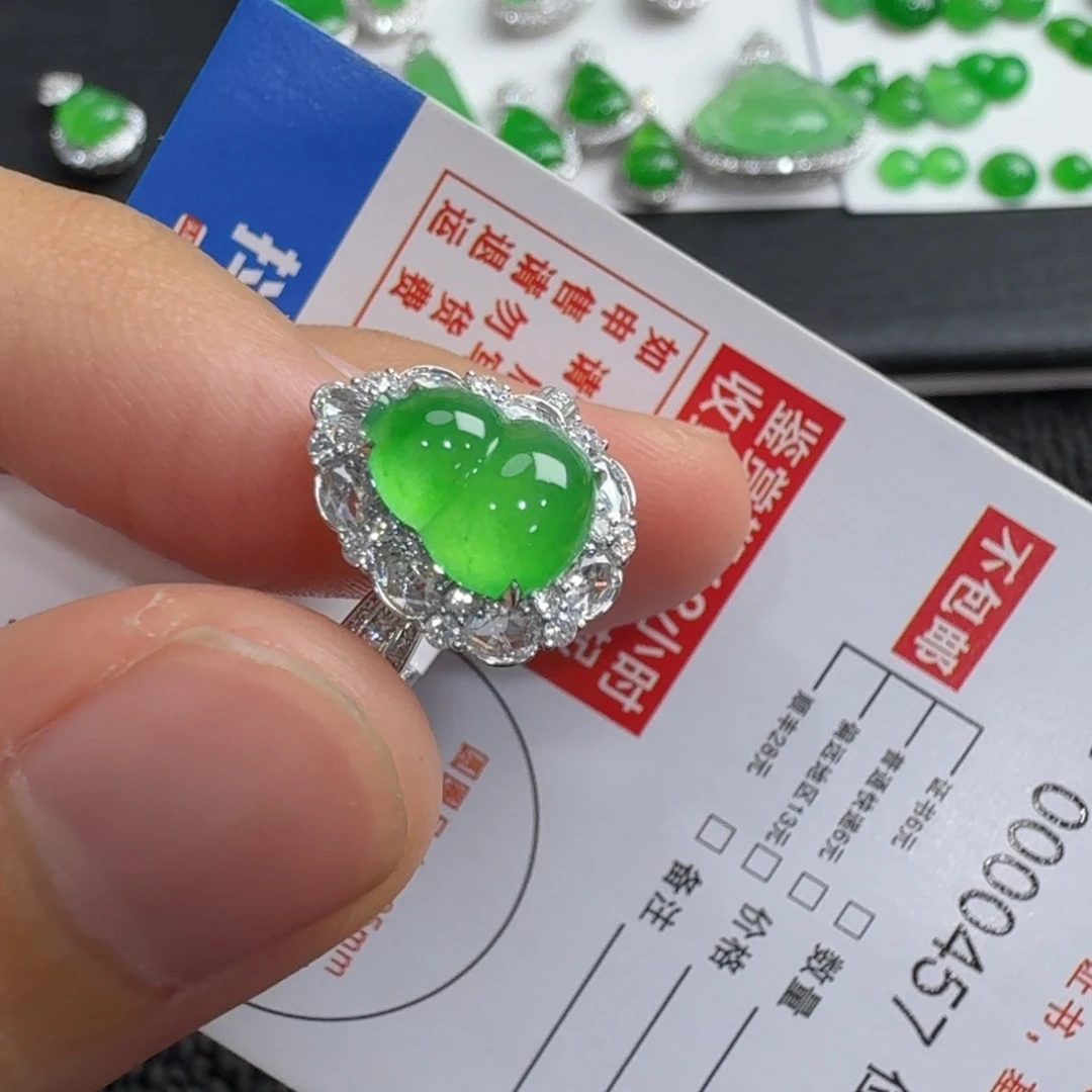 翡翠18K金镶嵌颈饰葫芦
