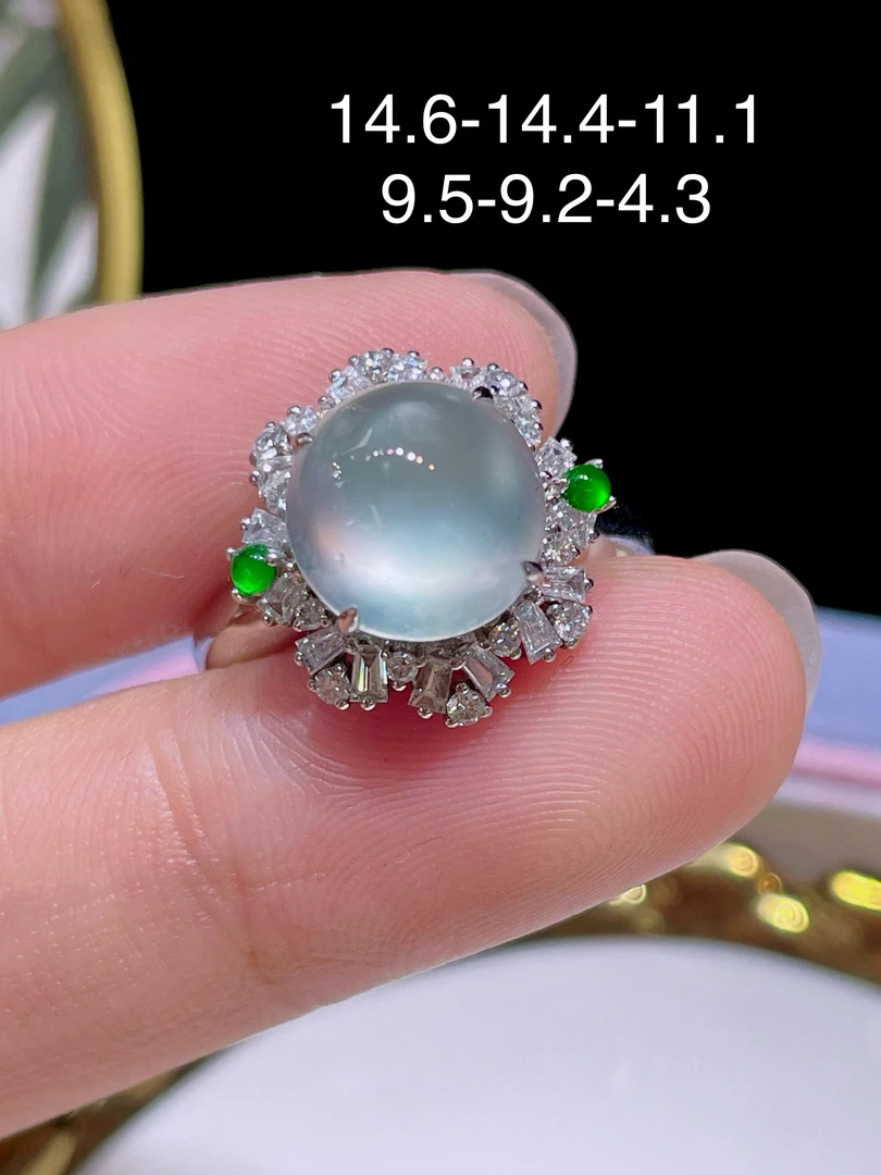 翠翠笙 天然缅甸翡翠A货 白冰蛋面戒指 18k金镶嵌钻石  细腻水灵