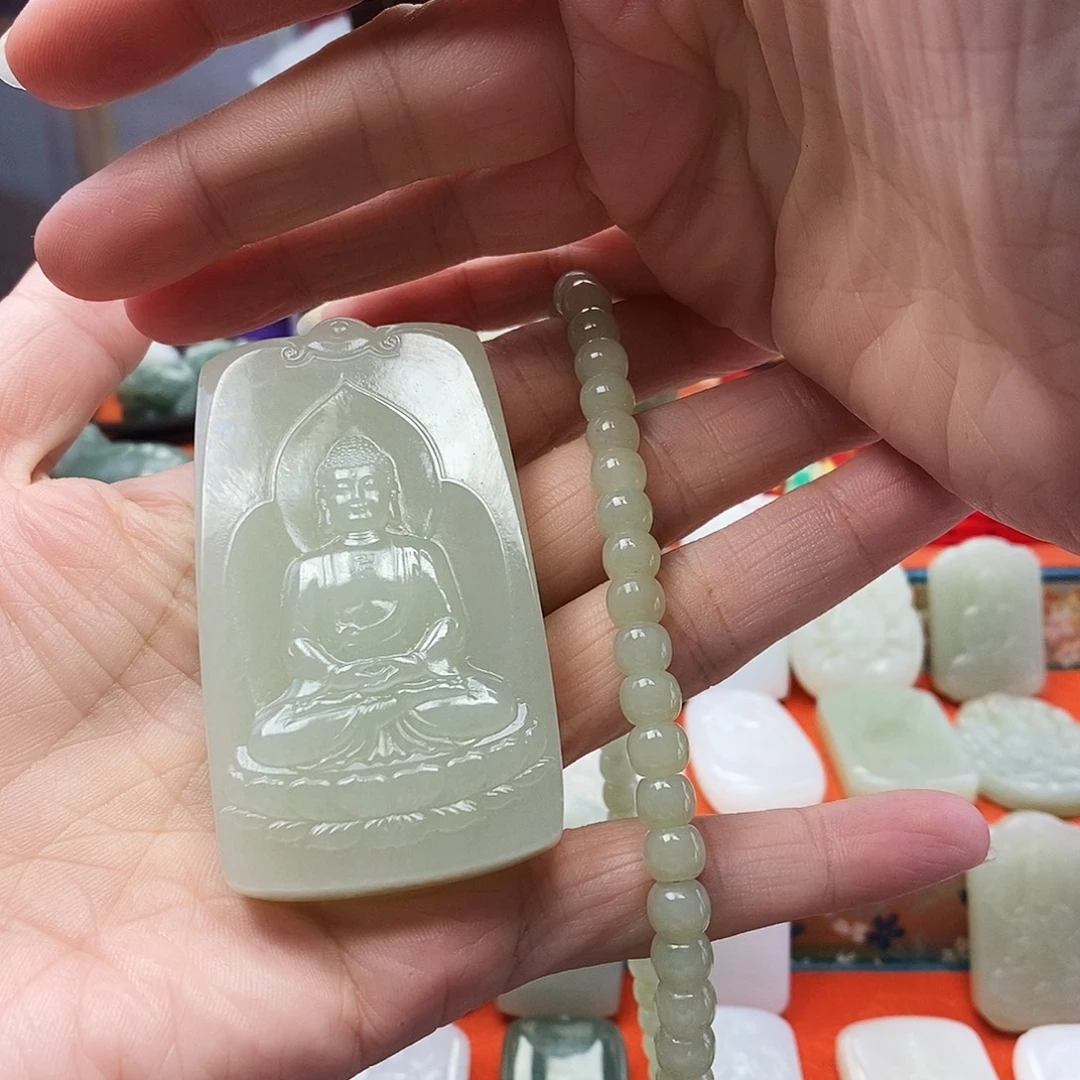 王***…和田玉未镶嵌颈饰