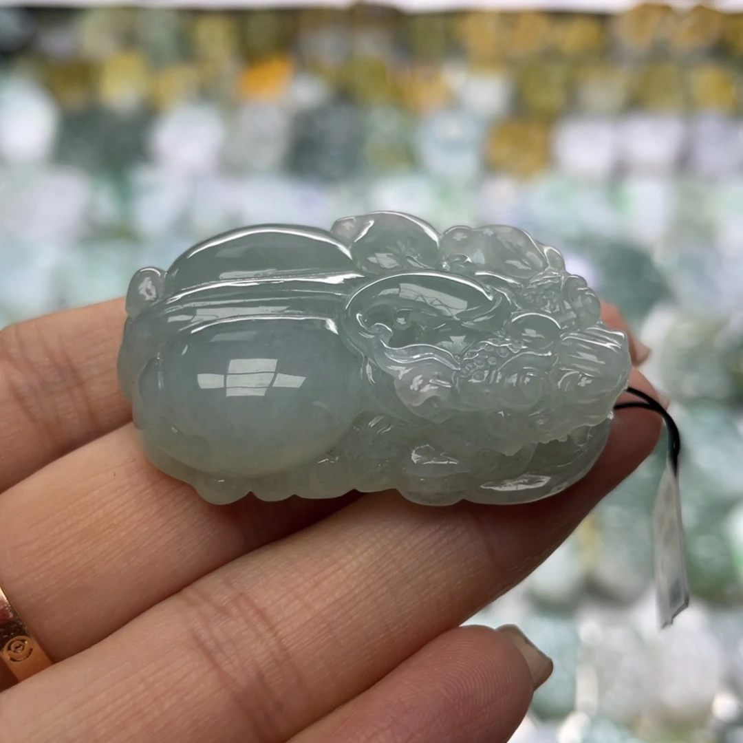 翡翠未镶嵌颈饰貔貅