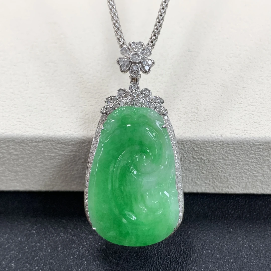 附自然光视频冰润阳绿如意翡翠玉石吊坠18k豪镶气质缅A精致