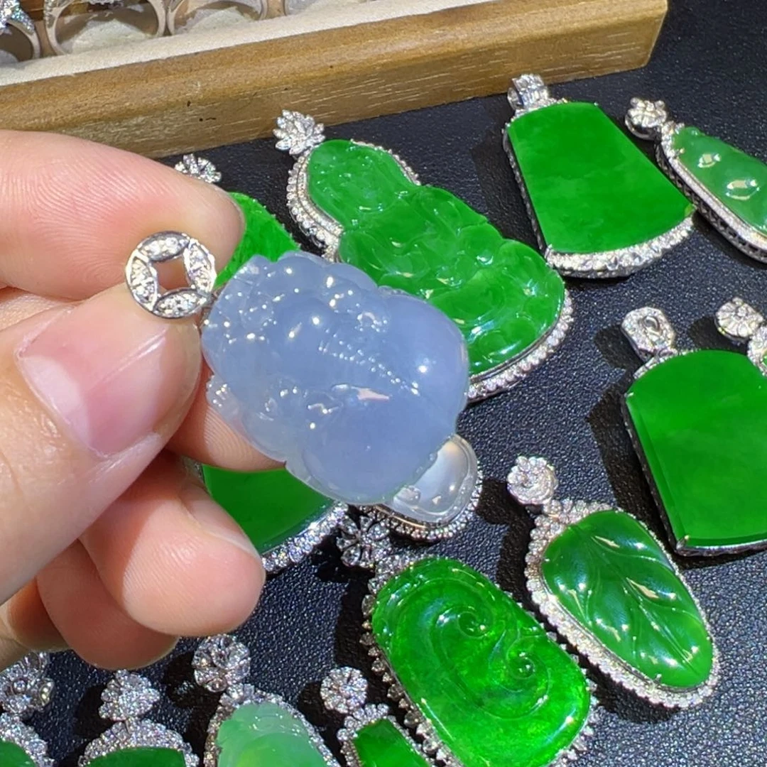 翡翠18K金镶嵌颈饰