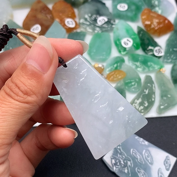 翡翠未镶嵌颈饰随型