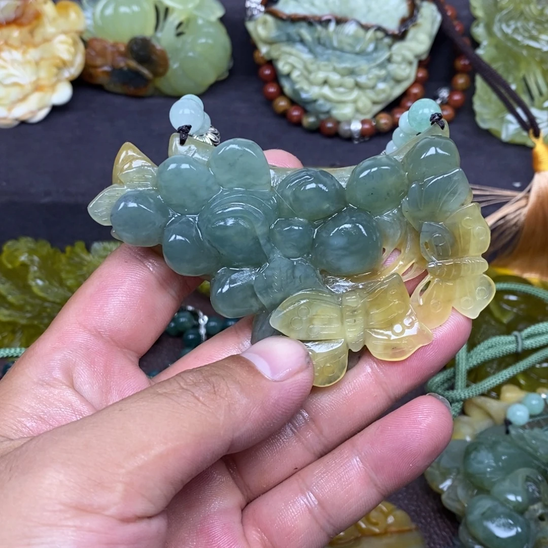 陈***橙未镶嵌蛇纹石玉吊坠(赠链)