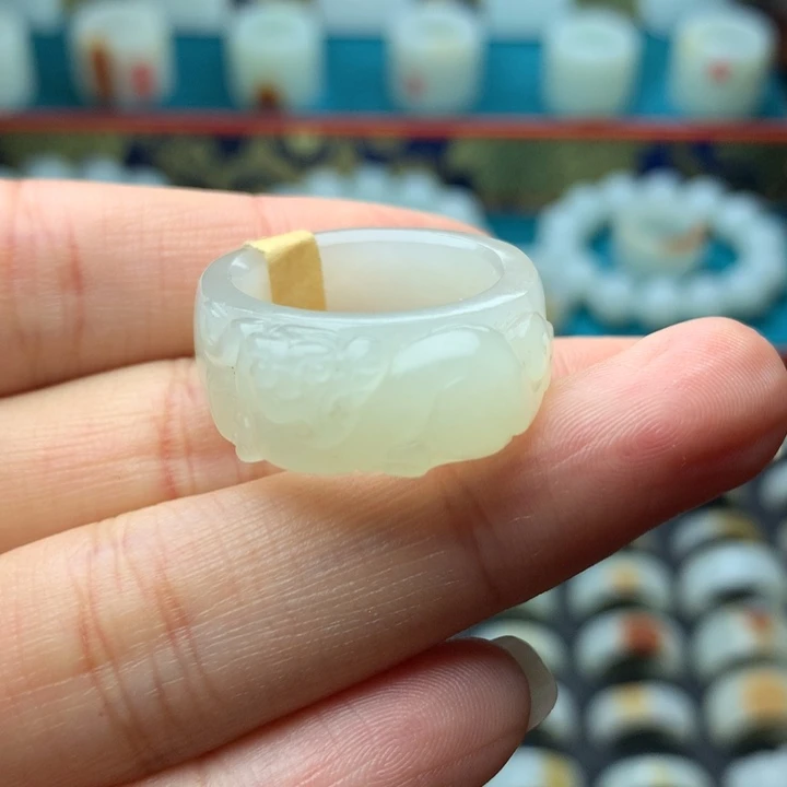 和田玉未镶嵌颈饰重****?