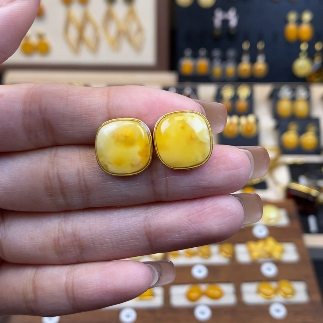 裸石琥珀未镶嵌成品