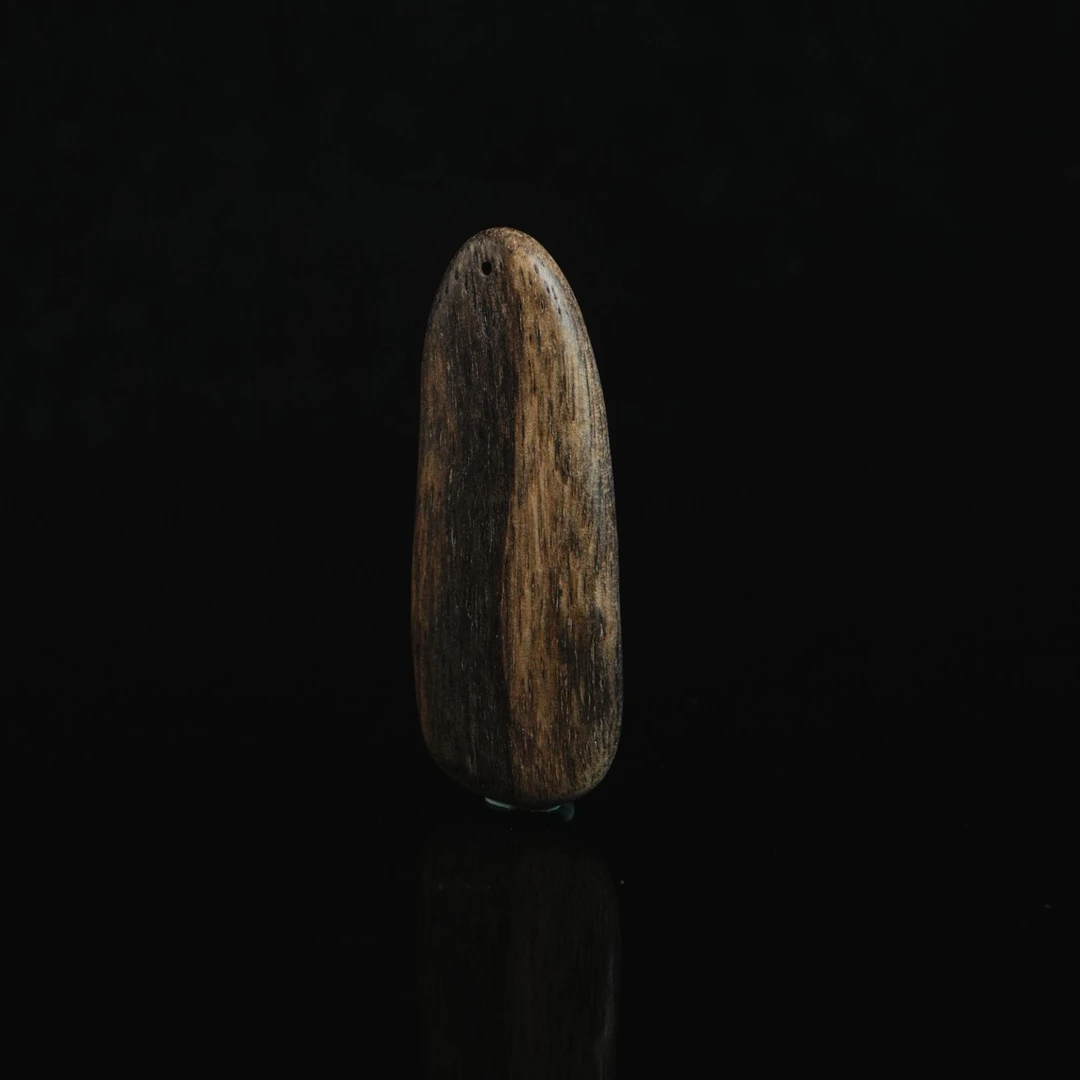 DY-C1306 斯里兰卡土沉沉水吊坠 5x2.1x0.5cm 3.8g