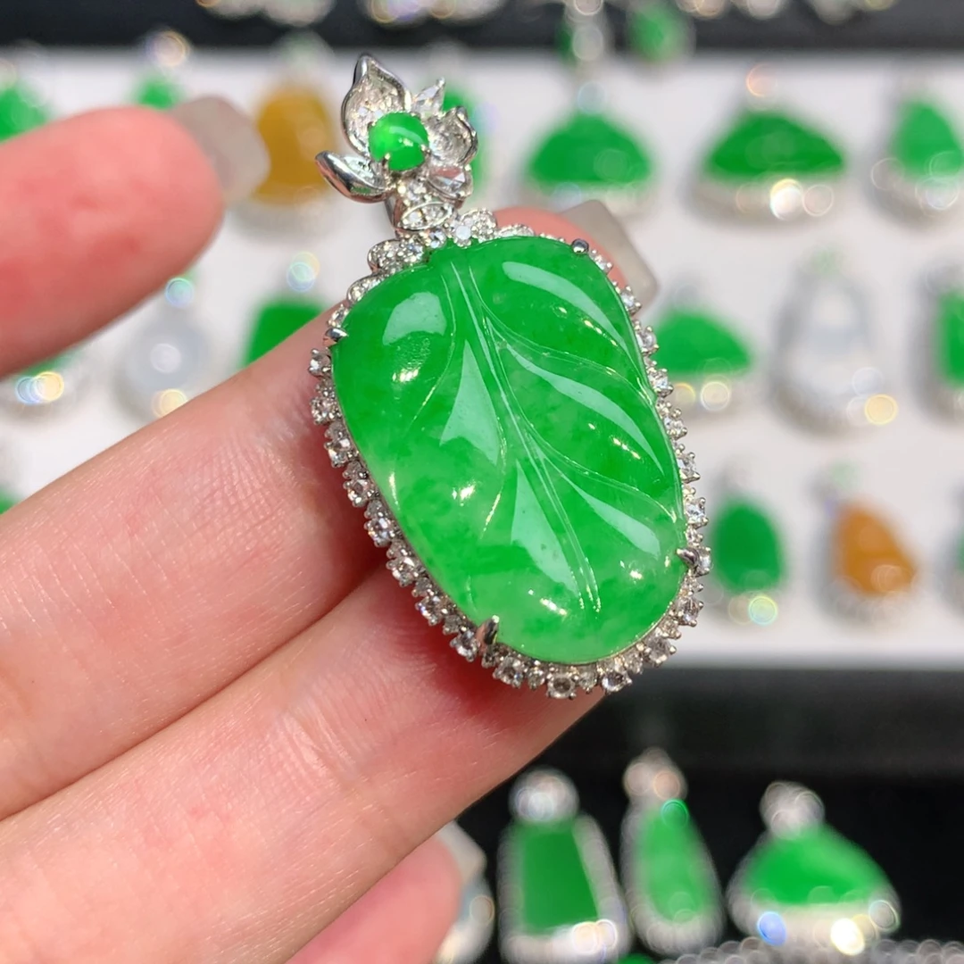 颈饰18K金镶嵌翡翠吊坠