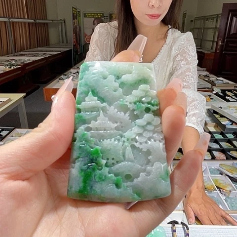 翡翠未镶嵌颈饰一个