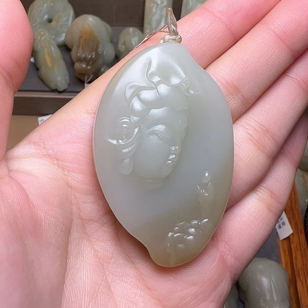 和田玉挂件未镶嵌女*子