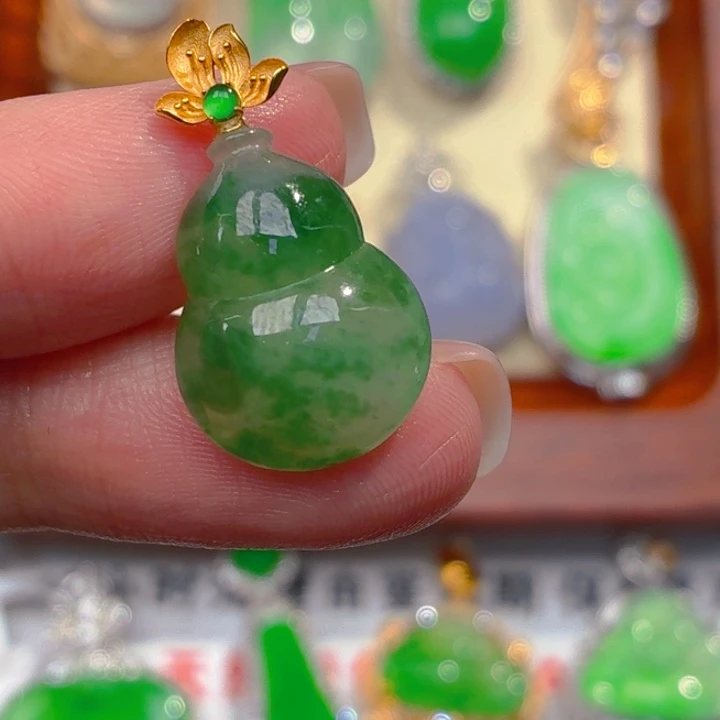 翡翠18K金镶嵌颈饰