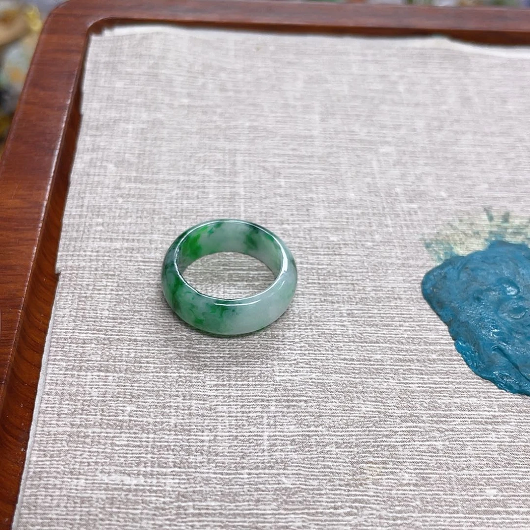 ****倩翡翠未镶嵌颈饰戒圈