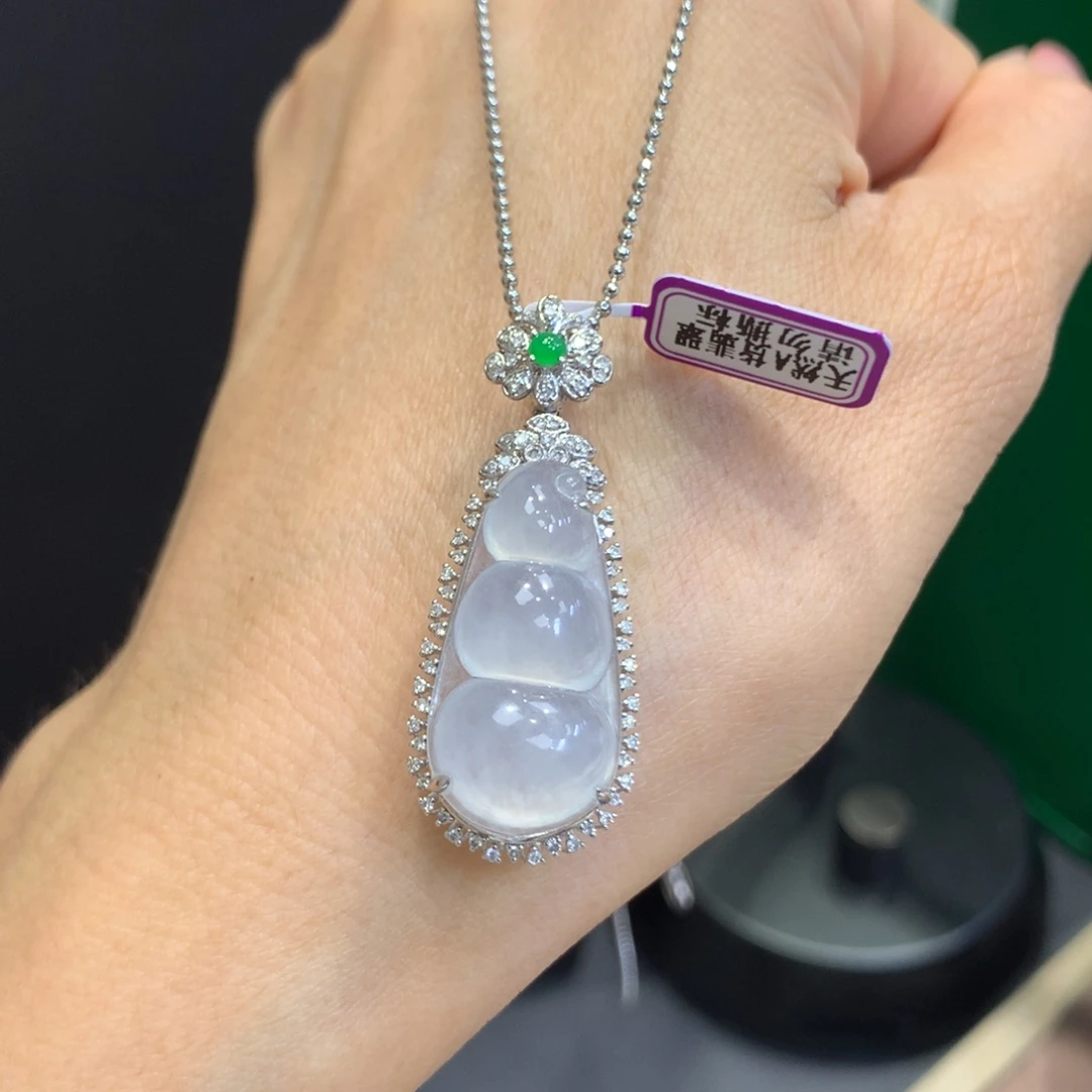 颈饰18K金镶嵌翡翠