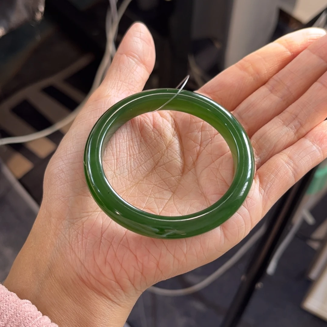 和田玉未镶嵌手镯  「俄碧」起荧光