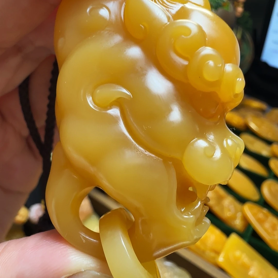 椰****石英质玉（黄龙玉）未镶嵌吊坠缅黄 精品兽头