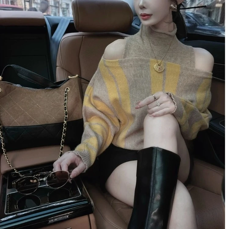 今年流行多巴胺黄色条纹高领毛衣秋冬新款时尚洋气露肩针织衫上衣