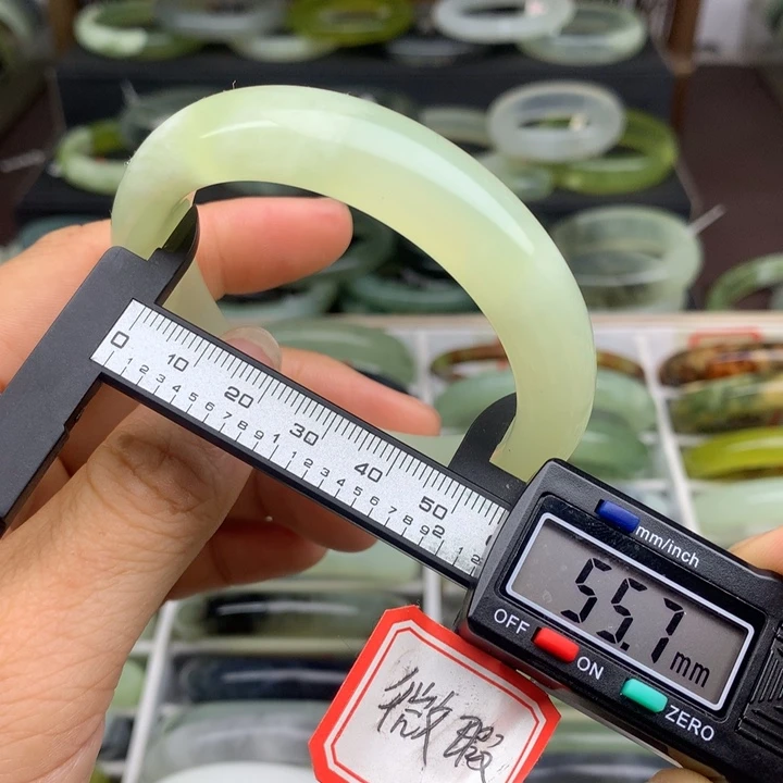 蛇纹石玉未镶嵌手镯390