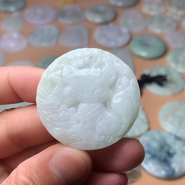翡翠未镶嵌颈饰狐狸
