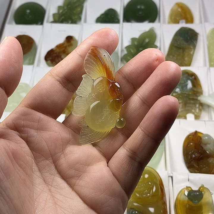 薇****蛇纹石玉未镶嵌颈饰