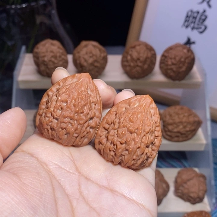 h***呗文玩核桃吊坠蛇王一抹红