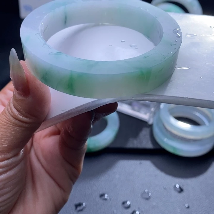 探***讨未镶嵌翡翠手镯定制翡翠