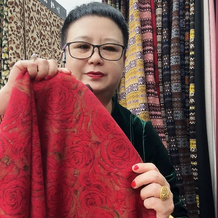 小***选织花中国红大小玫瑰1.5+1.5米给三双袜子