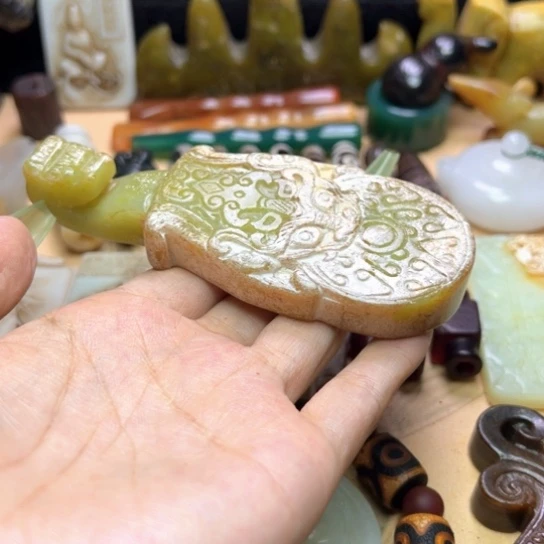 蛇纹石玉未镶嵌颈饰