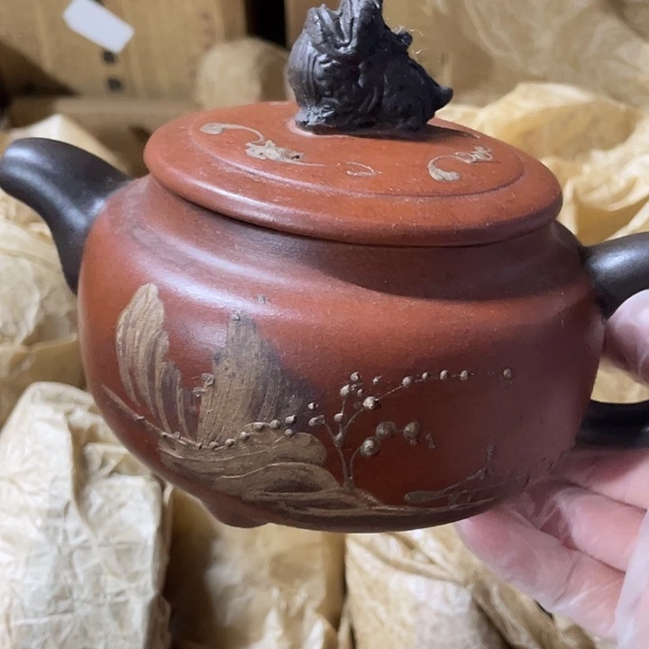 茶壶紫砂原矿泥料，手工制作的一把紫砂壶。