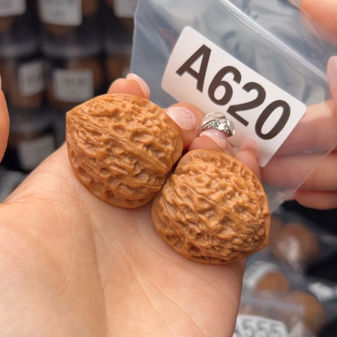 文玩核桃吊坠金牛35