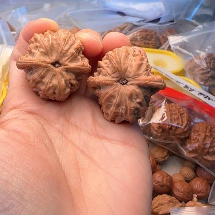 文玩核桃吊坠值*福血麒麟