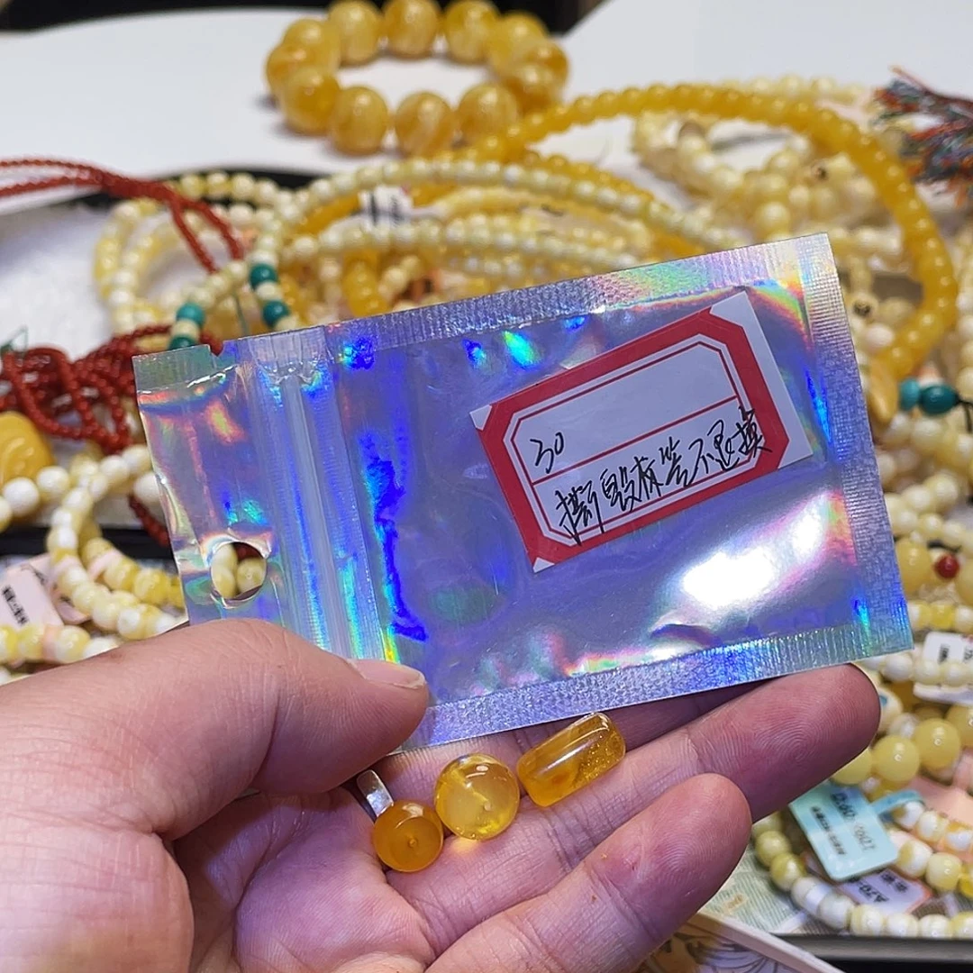 蜜蜡未镶嵌手串三颗瑕疵