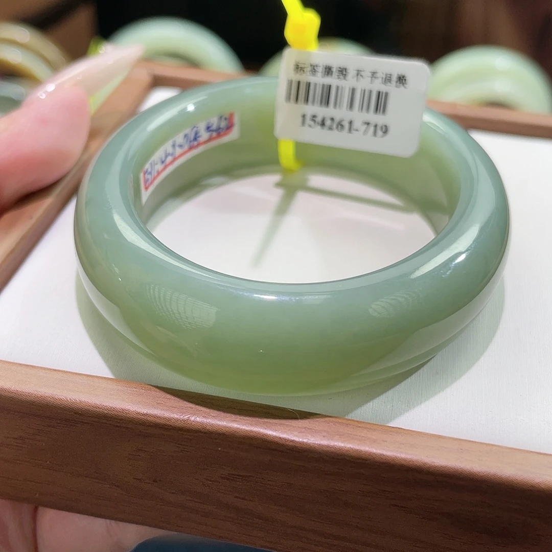 和田玉未镶嵌手镯贵妃。23